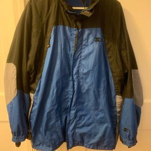 Men’s lightweight jacket with fleece liner.